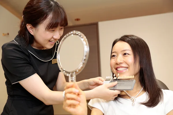 歯の白さを色見本でチェック